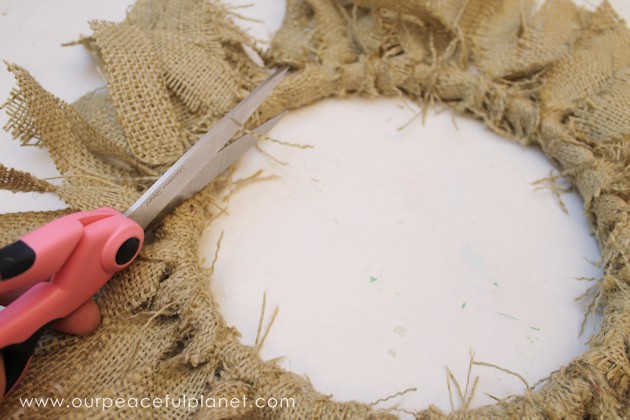 Quickly & inexpensively decorate your door or walls with this burlap wreath! All you need is a little burlap material & one side of an 8" embroidery hoop.