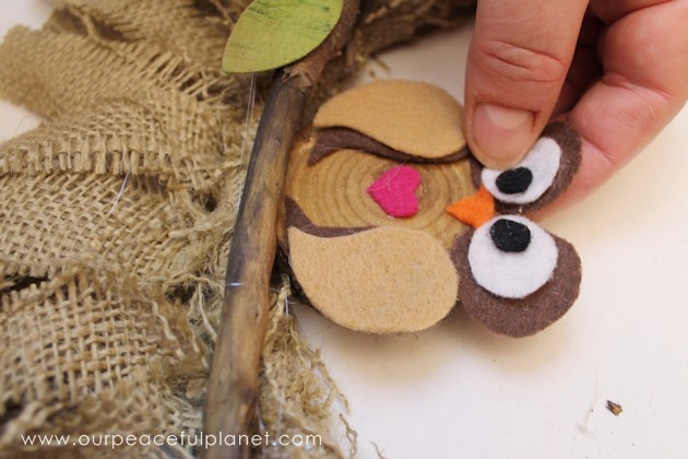 Quickly & inexpensively decorate your door or walls with this burlap wreath! All you need is a little burlap material & one side of an 8" embroidery hoop.