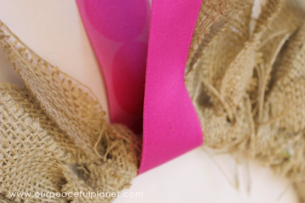 Quickly & inexpensively decorate your door or walls with this burlap wreath! All you need is a little burlap material & one side of an 8" embroidery hoop.