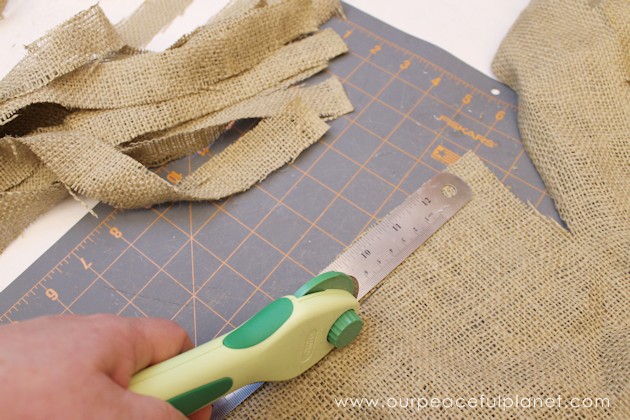 Quickly & inexpensively decorate your door or walls with this burlap wreath! All you need is a little burlap material & one side of an 8" embroidery hoop.