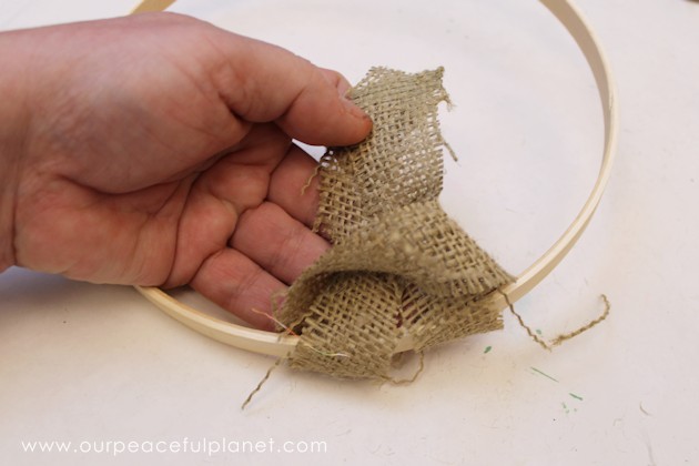 Quickly & inexpensively decorate your door or walls with this burlap wreath! All you need is a little burlap material & one side of an 8" embroidery hoop.