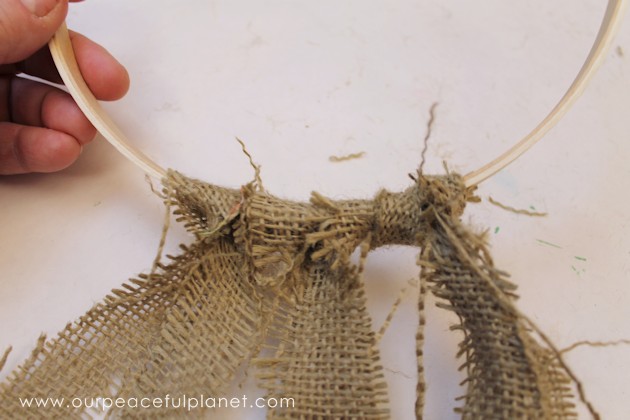 Quickly & inexpensively decorate your door or walls with this burlap wreath! All you need is a little burlap material & one side of an 8" embroidery hoop.