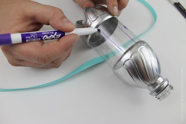 This lovely and useful contemporary baker's twine string dispenser is part of our matching contemporary kitchen craft series. It's easy and fun to make! 