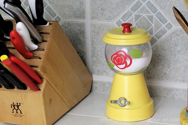 We've got some great kitchen decorating ideas, some that only cost a dollar or two and look beautiful! See if there's anything you can use for your own kitchen!