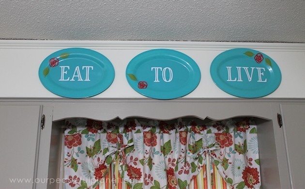 We've got some great kitchen decorating ideas, some that only cost a dollar or two and look beautiful! See if there's anything you can use for your own kitchen!