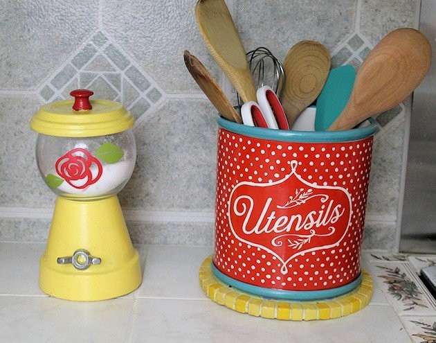 We've got some great kitchen decorating ideas, some that only cost a dollar or two and look beautiful! See if there's anything you can use for your own kitchen!