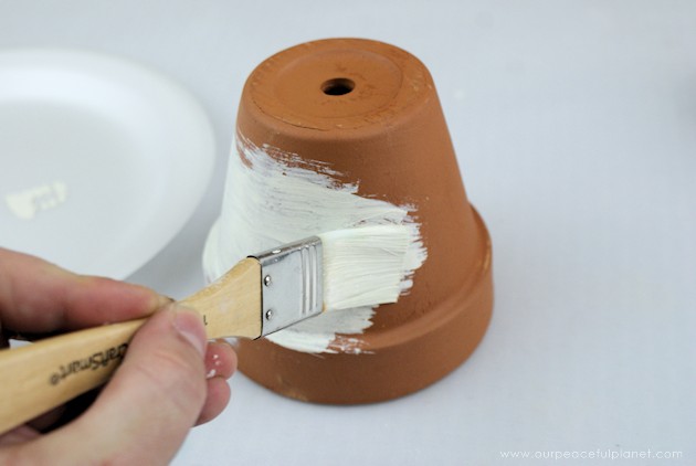 This small DIY cake stand can hold so much more! Fruit, cookies, nuts, candy, tea bags etc. Made from clay pots it’s simple and inexpensive to make. 