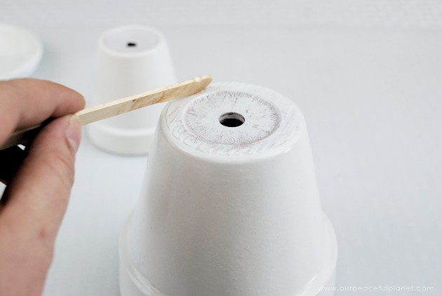 This small DIY cake stand can hold so much more! Fruit, cookies, nuts, candy, tea bags etc. Made from clay pots it’s simple and inexpensive to make. 