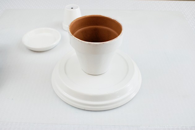 This small DIY cake stand can hold so much more! Fruit, cookies, nuts, candy, tea bags etc. Made from clay pots it’s simple and inexpensive to make. 