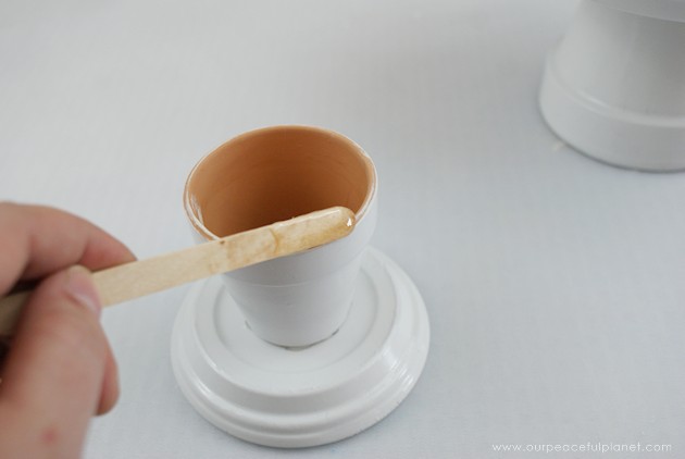 This small DIY cake stand can hold so much more! Fruit, cookies, nuts, candy, tea bags etc. Made from clay pots it’s simple and inexpensive to make. 