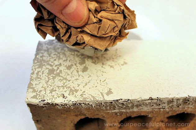 You won't believe how easy & inexpensive it is to do a dramatic fireplace makeover! All you need is some normal paint and a wadded up paper bag. No kidding!