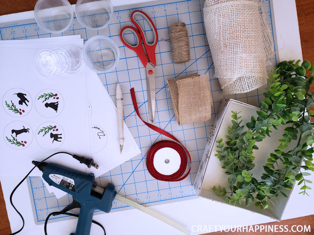 Kids shouldn't be the only ones who enjoy a holiday countdown. Check out our DIY farmhouse puppy dog advent calendar for your furry child! 