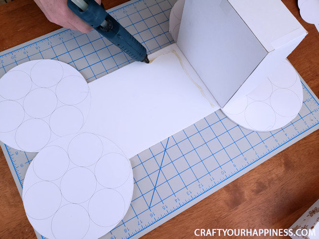 Kids shouldn't be the only ones who enjoy a holiday countdown. Check out our DIY farmhouse puppy dog advent calendar for your furry child! 