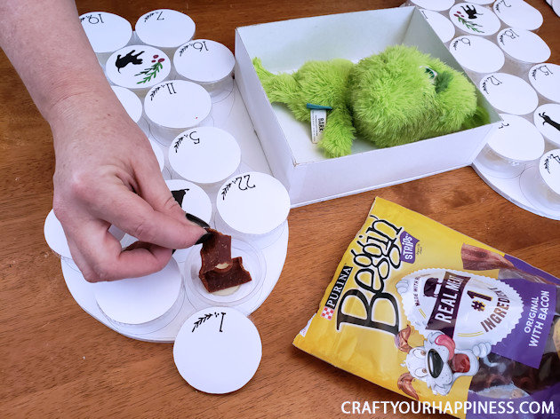 Kids shouldn't be the only ones who enjoy a holiday countdown. Check out our DIY farmhouse puppy dog advent calendar for your furry child! 