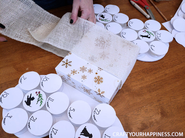 Kids shouldn't be the only ones who enjoy a holiday countdown. Check out our DIY farmhouse puppy dog advent calendar for your furry child! 
