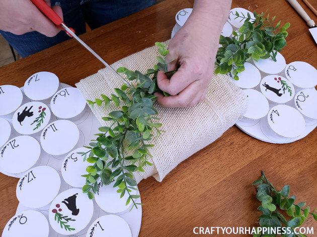 Kids shouldn't be the only ones who enjoy a holiday countdown. Check out our DIY farmhouse puppy dog advent calendar for your furry child! 