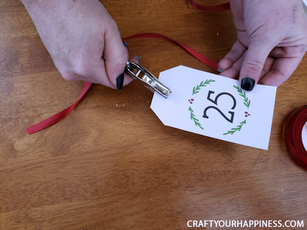 Kids shouldn't be the only ones who enjoy a holiday countdown. Check out our DIY farmhouse puppy dog advent calendar for your furry child! 