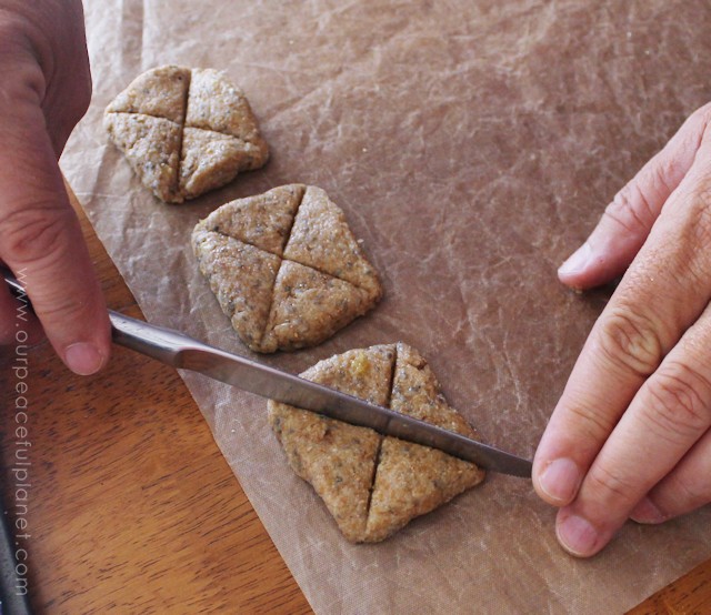 A simple and healthy Lembas bread recipe from Tolkien's Lord of the Rings. Comes with a free Mallorn leaf pattern to wrap your bread it. A tasty Elven food!