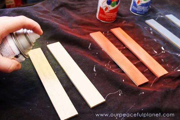 Make super cheap & creative wall mounted file holders using 3 ring binders! We’ve got free printables so you can turn yours into a homework helper set!