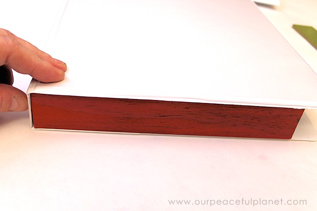 Make super cheap & creative wall mounted file holders using 3 ring binders! We’ve got free printables so you can turn yours into a homework helper set!