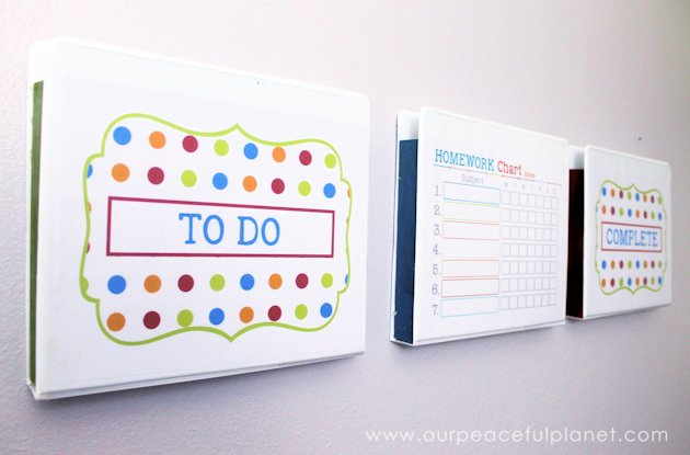 Make super cheap & creative wall mounted file holders using 3 ring binders! We’ve got free printables so you can turn yours into a homework helper set!