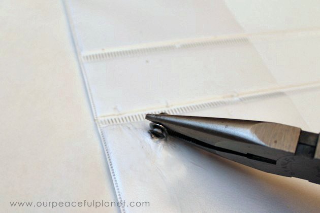 Make super cheap & creative wall mounted file holders using 3 ring binders! We’ve got free printables so you can turn yours into a homework helper set!