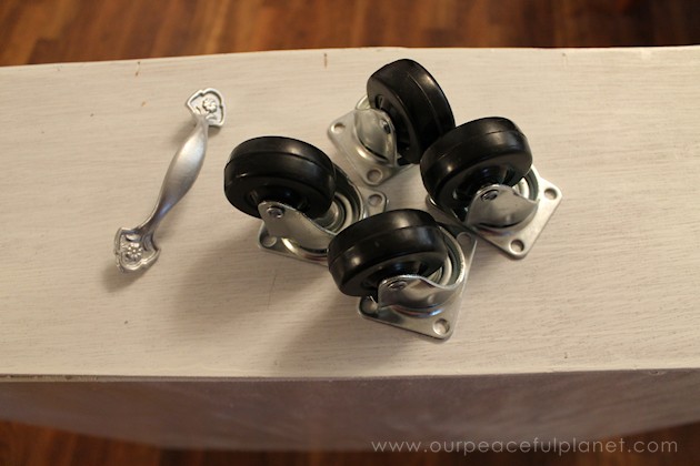 Can't find a large enough kitchen trash can to fit a space? You can make one on wheels to fit any spot! All you need are a few simple supplies and tools.