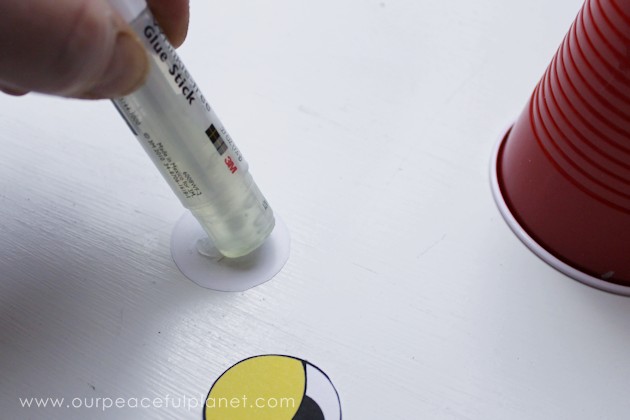 Make a creepy fun monster eye pong party game with plastic cups & ping pong balls. (Beer pong was never this awesome.) Kids & adults alike will love it!