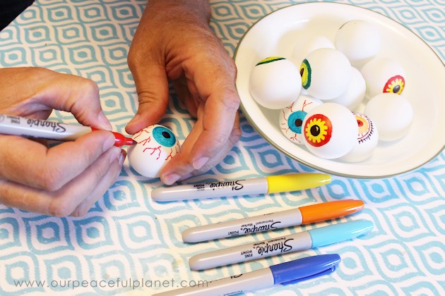 Make a creepy fun monster eye pong party game with plastic cups & ping pong balls. (Beer pong was never this awesome.) Kids & adults alike will love it!