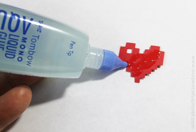 This pixel heart necklace is incredibly easy to make. All you need is some cardstock, glue and our free pattern. You'll be wearing retro jewelry in no time!