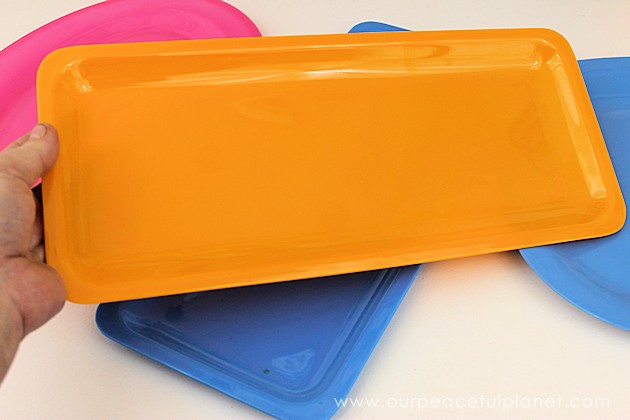 Looking for some inexpensive kitchen wall decor to brighten up your home? These darling dollar store plastic plates and platters are just the thing!
