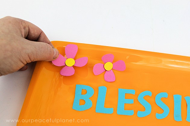 Looking for some inexpensive kitchen wall decor to brighten up your home? These darling dollar store plastic plates and platters are just the thing!
