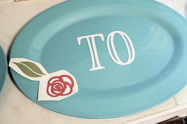 Looking for some inexpensive kitchen wall decor to brighten up your home? These darling dollar store plastic plates and platters are just the thing!