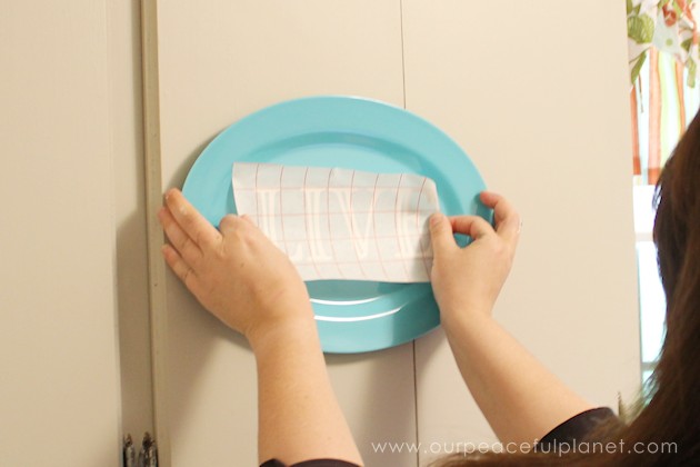Looking for some inexpensive kitchen wall decor to brighten up your home? These darling dollar store plastic plates and platters are just the thing!