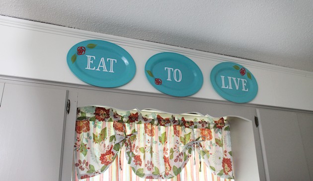 Looking for some inexpensive kitchen wall decor to brighten up your home? These darling dollar store plastic plates and platters are just the thing!