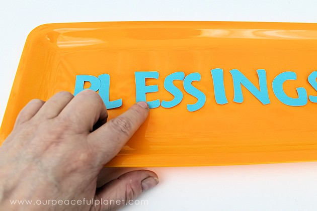 Looking for some inexpensive kitchen wall decor to brighten up your home? These darling dollar store plastic plates and platters are just the thing!