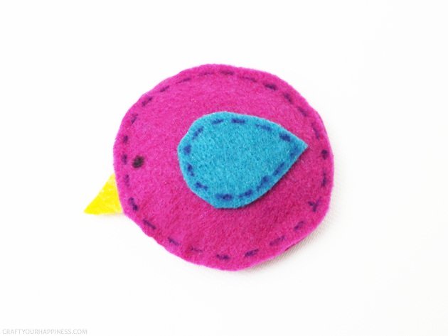 These little birdie DIY hand warmers are great for sticking in kid’s pockets on a cold winter day. Best of all they are no sew! All they take is a little felt, rice, a glue gun and black marker. Place them in a microwave for 10 to 15 seconds as needed! We have two size patterns for you.