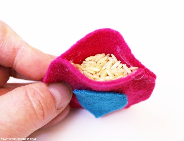 These little birdie DIY hand warmers are great for sticking in kid’s pockets on a cold winter day. Best of all they are no sew! All they take is a little felt, rice, a glue gun and black marker. Place them in a microwave for 10 to 15 seconds as needed! We have two size patterns for you.