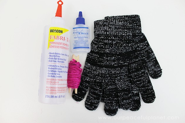 Do you love to text? Are your hands cold? Do you get tired of taking gloves on and off to do said texting? DIY Power Texting Gloves to the rescue!