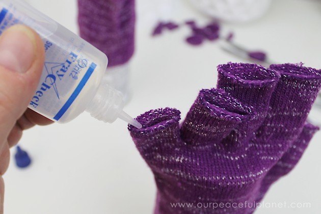 Do you love to text? Are your hands cold? Do you get tired of taking gloves on and off to do said texting? DIY Power Texting Gloves to the rescue!