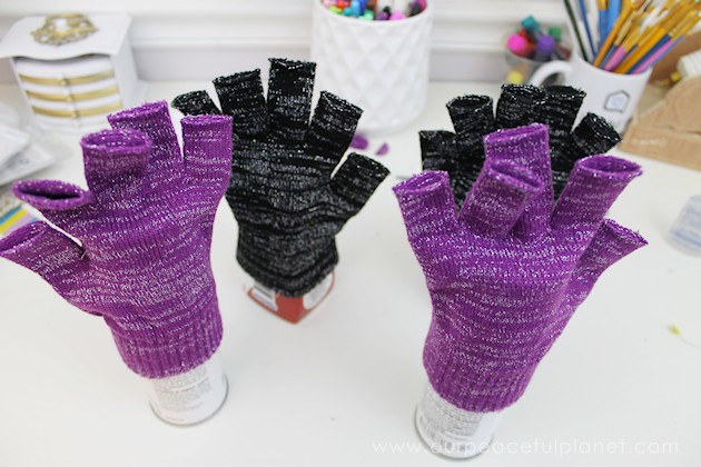 Do you love to text? Are your hands cold? Do you get tired of taking gloves on and off to do said texting? DIY Power Texting Gloves to the rescue!