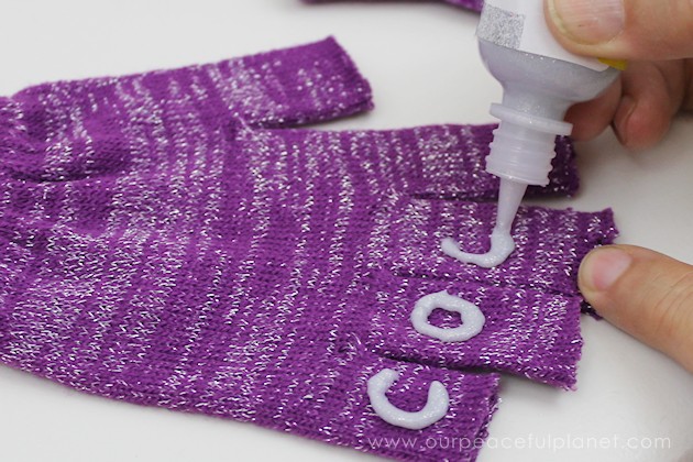 Do you love to text? Are your hands cold? Do you get tired of taking gloves on and off to do said texting? DIY Power Texting Gloves to the rescue!