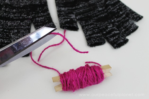 Do you love to text? Are your hands cold? Do you get tired of taking gloves on and off to do said texting? DIY Power Texting Gloves to the rescue!