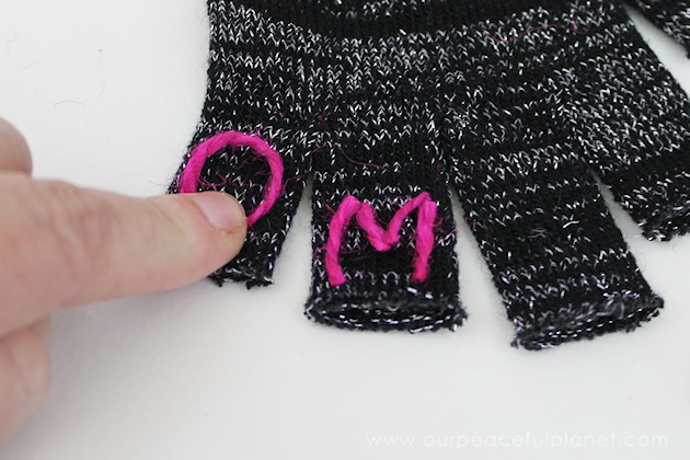 Do you love to text? Are your hands cold? Do you get tired of taking gloves on and off to do said texting? DIY Power Texting Gloves to the rescue!
