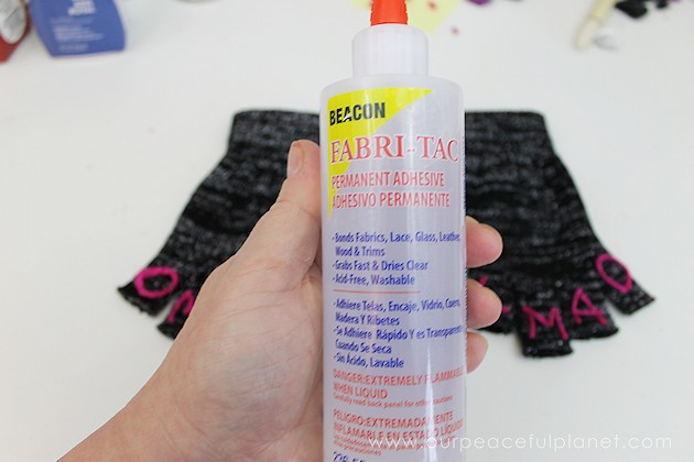 Do you love to text? Are your hands cold? Do you get tired of taking gloves on and off to do said texting? DIY Power Texting Gloves to the rescue!