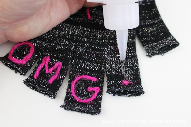 Do you love to text? Are your hands cold? Do you get tired of taking gloves on and off to do said texting? DIY Power Texting Gloves to the rescue!