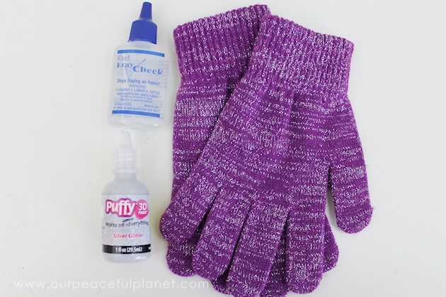 Do you love to text? Are your hands cold? Do you get tired of taking gloves on and off to do said texting? DIY Power Texting Gloves to the rescue!