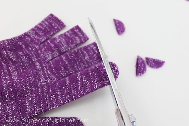 Do you love to text? Are your hands cold? Do you get tired of taking gloves on and off to do said texting? DIY Power Texting Gloves to the rescue!