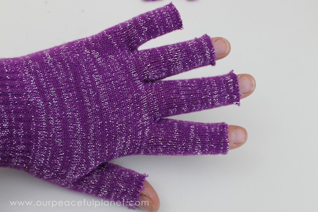 Do you love to text? Are your hands cold? Do you get tired of taking gloves on and off to do said texting? DIY Power Texting Gloves to the rescue!