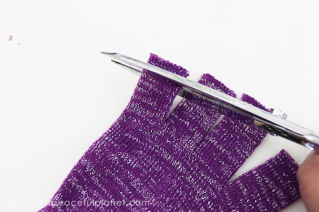 Do you love to text? Are your hands cold? Do you get tired of taking gloves on and off to do said texting? DIY Power Texting Gloves to the rescue!